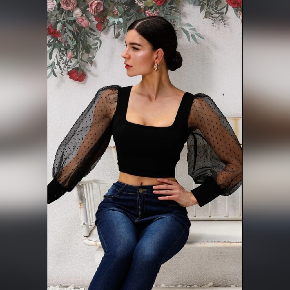 SWISS CHIC DOT CONTRAST PUFF SLEEVE CROP TOP "BLACK"